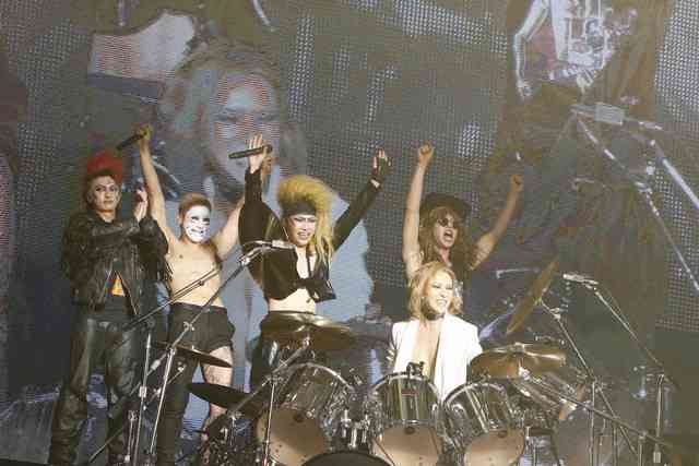 YOSHIKIがゴールデンボンバーに乱入!? 1人だけノーエアバンド「思い切りやっちゃいました」