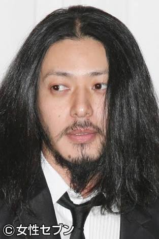 【画像】オダギリジョーの髪型が斜め上w　モジャっとしてるw