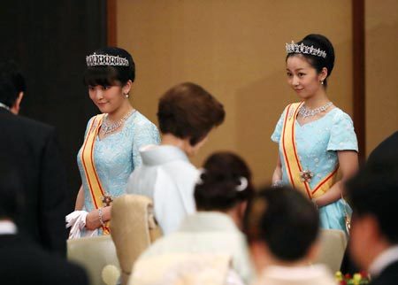 眞子さま、ガッチリ体型のイケメンと横浜デート後に東横線でラブラブなご様子