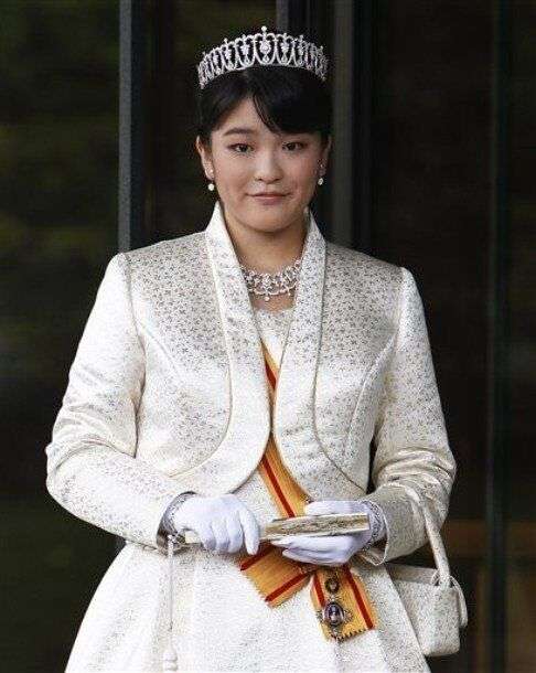 眞子さま、ガッチリ体型のイケメンと横浜デート後に東横線でラブラブなご様子
