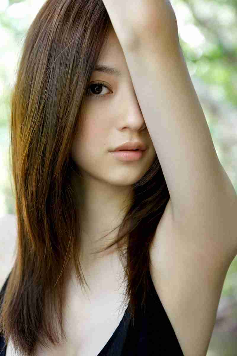 眞子さま、ガッチリ体型のイケメンと横浜デート後に東横線でラブラブなご様子
