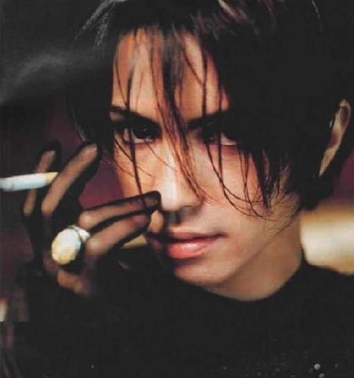 影のある男性が好きな人