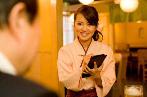 飲食店で「すみませーん」と言うのが恥ずかしい？ネット民「意地になって1時間水で過ごした」「なるべく食券のとこにいく」 