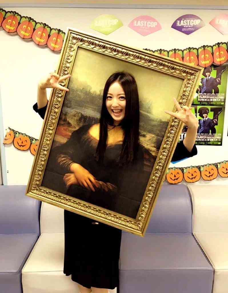 佐々木希28歳の制服姿に絶賛の声! 「JKまだ余裕」「顔ちっさ! 脚なが!」