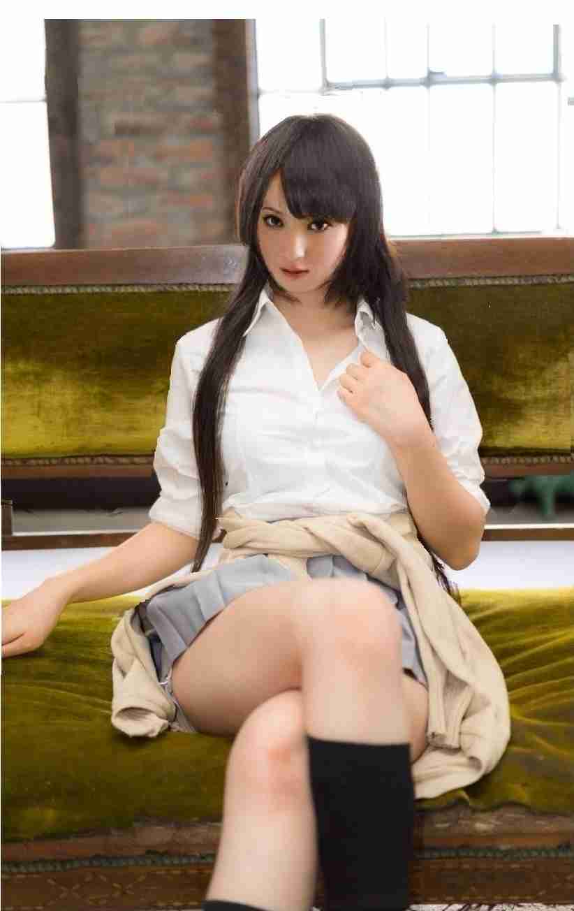 佐々木希28歳の制服姿に絶賛の声! 「JKまだ余裕」「顔ちっさ! 脚なが!」