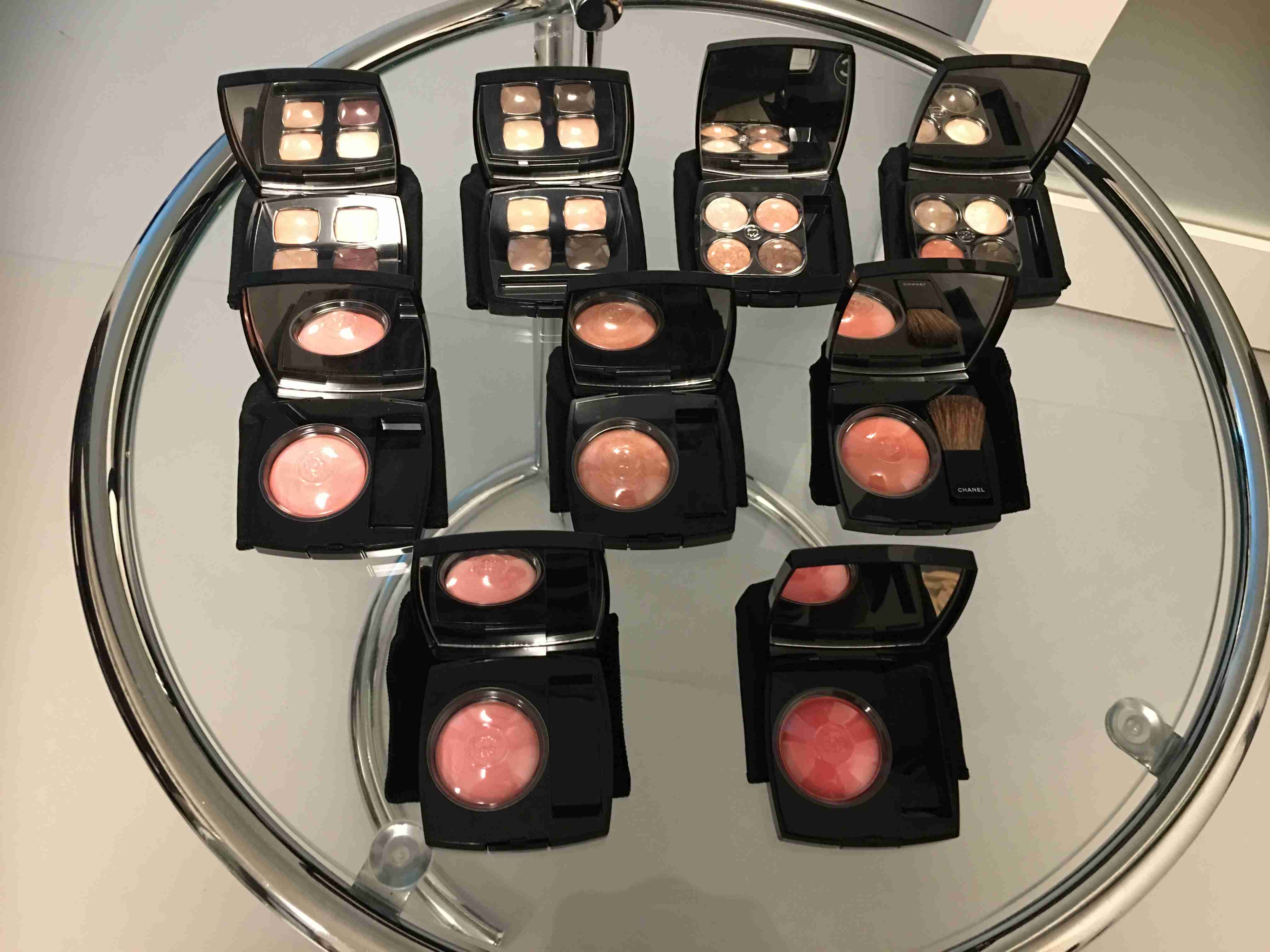 シャネルのコスメ使ってる人