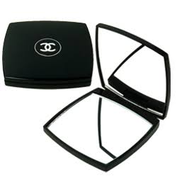 シャネルのコスメ使ってる人