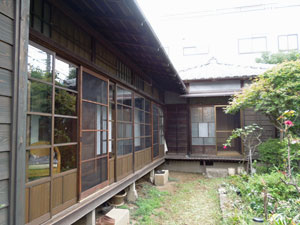 古い家に住んでる人