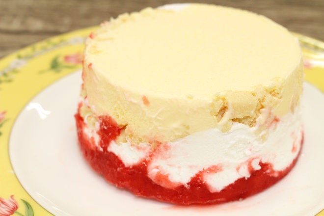 スーパーカップ史上初、4層のアイスクリーム「苺ショートケーキ」登場