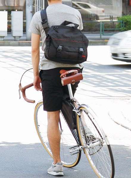 大人の男性の休日バッグ