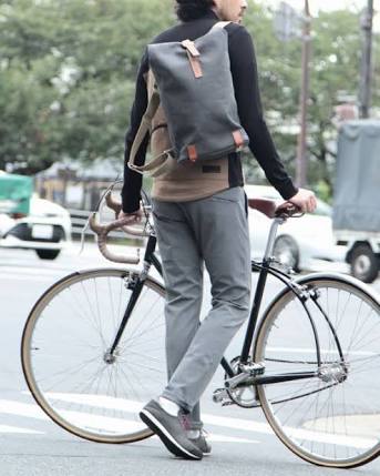 大人の男性の休日バッグ