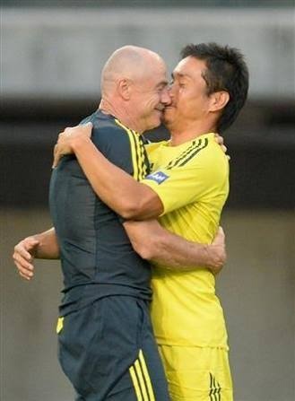 平愛梨ネイル小指に長友の5 親指にサッカーボール