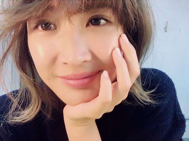 紗栄子が「平野ノラっぽい!」赤いリップを纏った1枚に意外な反響