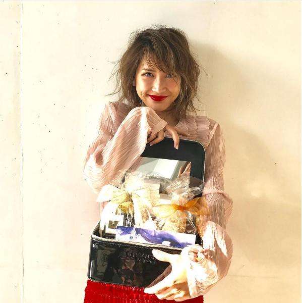 紗栄子が「平野ノラっぽい!」赤いリップを纏った1枚に意外な反響