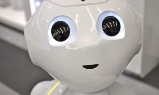 上野駅の『パンダPepperくん』の目つきが話題にw