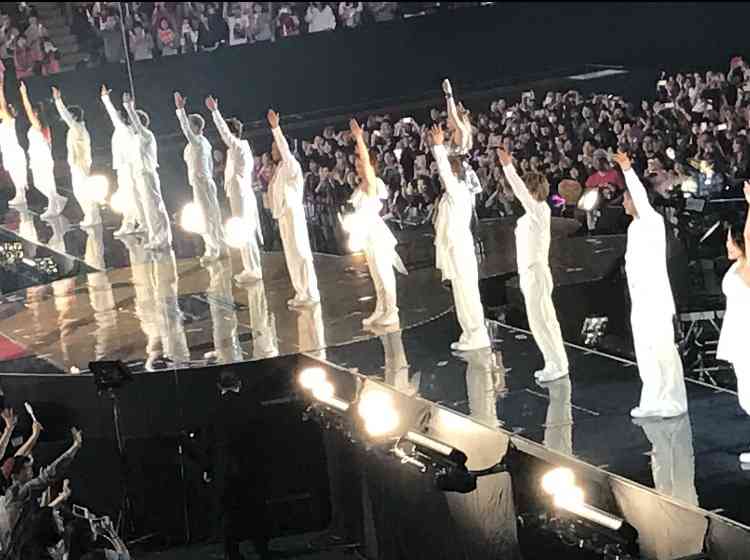 胸アピール連発の浜崎あゆみに「今さら誰得？」の大ブーイング