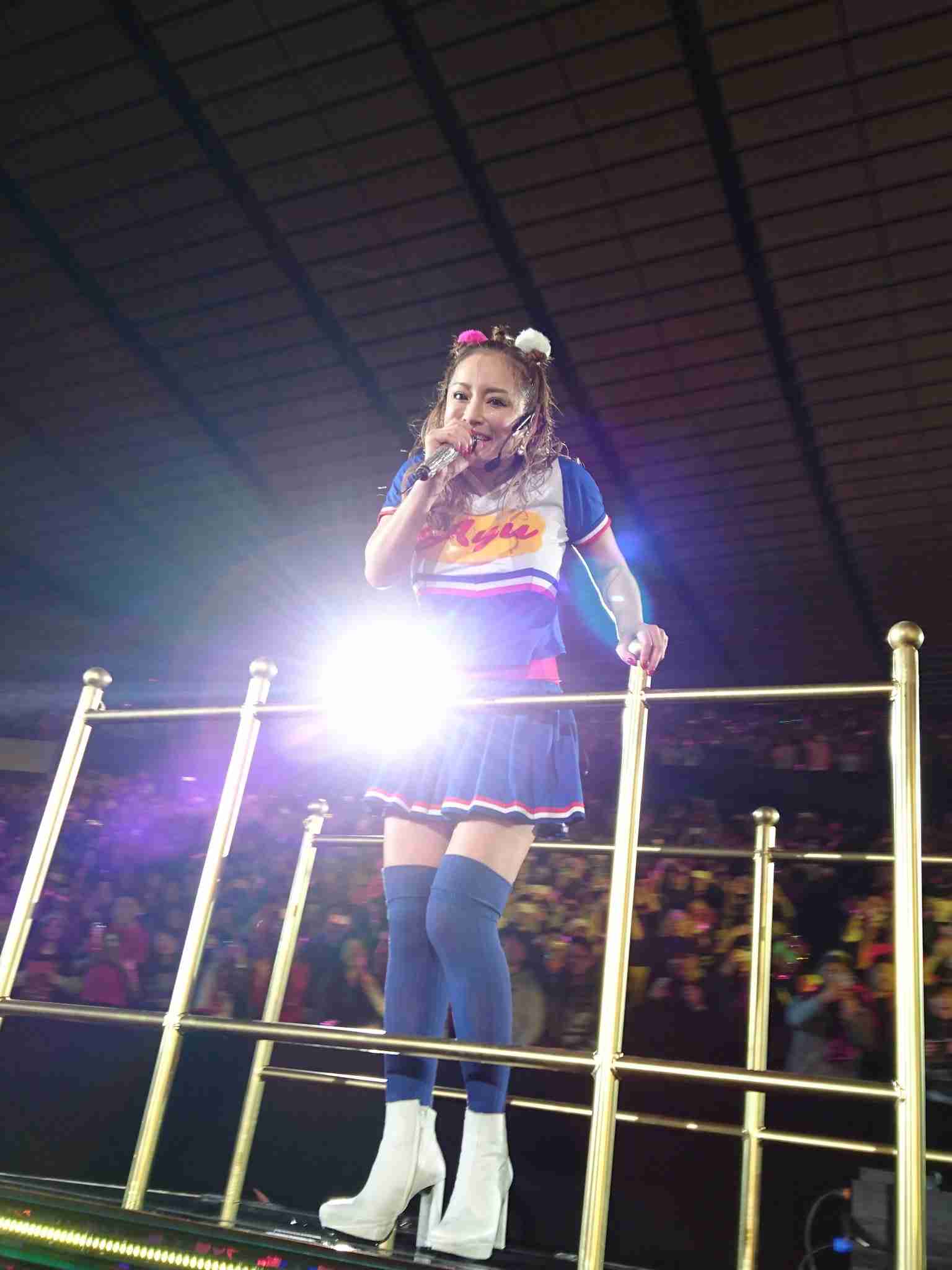 胸アピール連発の浜崎あゆみに「今さら誰得？」の大ブーイング