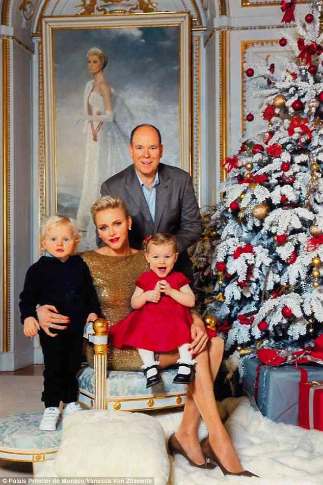 ジョージ王子が、クリスマスのミサに出席　お土産に夢中【画像】