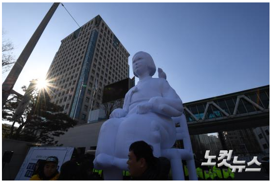 釜山市東区、日本総領事館前に慰安婦像設置を許可　31日夜に除幕式を計画