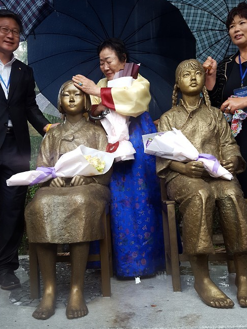 釜山市東区、日本総領事館前に慰安婦像設置を許可　31日夜に除幕式を計画