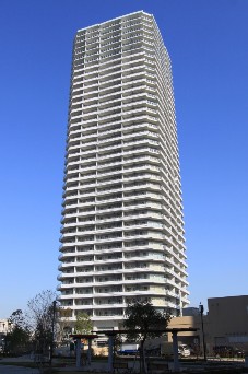 38階建てのマンションの屋上からロープを垂らして室内に侵入し、3500万円を盗んた男を逮捕