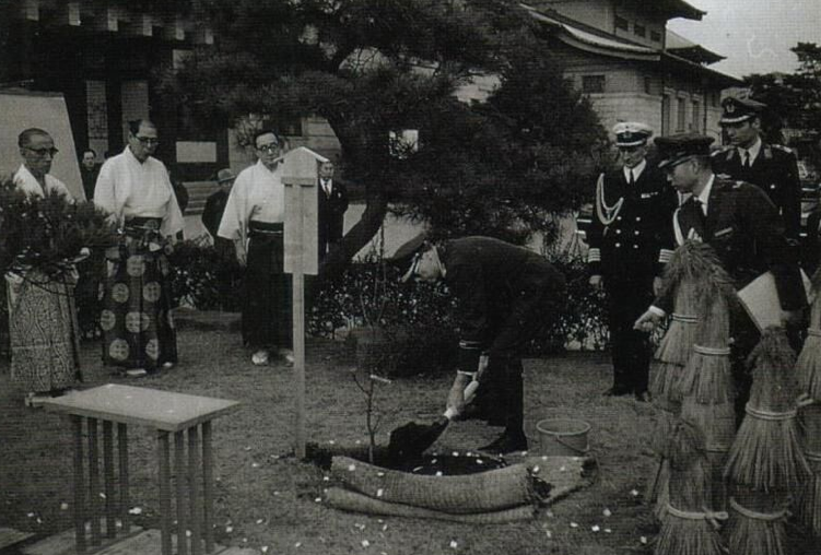 稲田明美防衛相が靖国神社参拝、就任後初「未来志向に立ち」