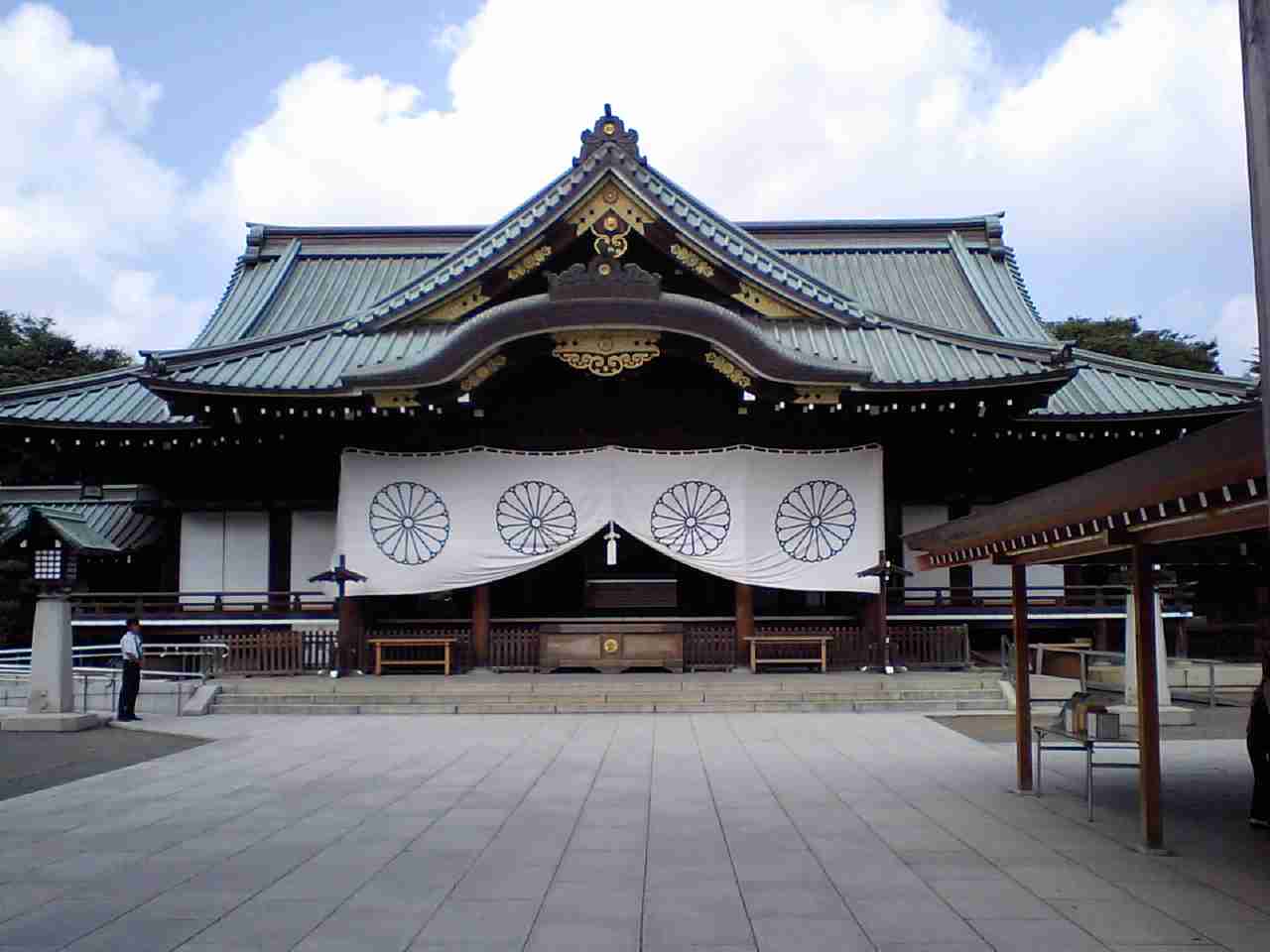 稲田明美防衛相が靖国神社参拝、就任後初「未来志向に立ち」