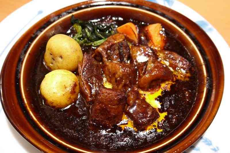 カレー、ハヤシライス、ホワイトシチュー、ビーフシチューの中で一番好きなのは？