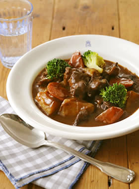 カレー、ハヤシライス、ホワイトシチュー、ビーフシチューの中で一番好きなのは？