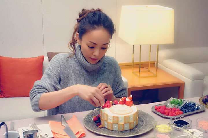 安室奈美恵、新曲クリスマスソング解禁 セブンイレブン限定で入手可能