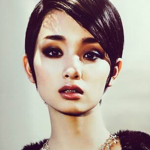 剛力彩芽、胸元SEXYドレスで大人の色気 初の抜擢でイメージ新たに
