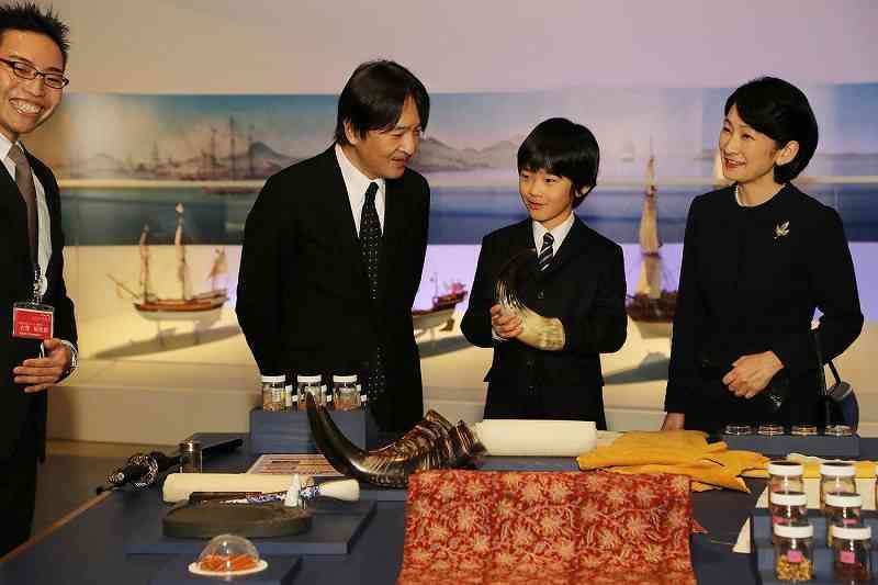 秋篠宮ご夫妻と悠仁さま 長崎で原爆の犠牲者を慰霊