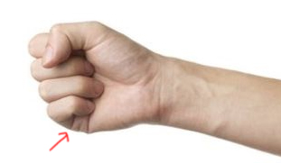 小指の横に別の指が!? 小栗旬、映画「銀魂」画像にファンが騒然