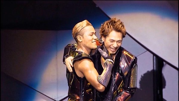 三代目JSB小林直己、サプライズバースデーに照れ笑い「全然気づかなかった」