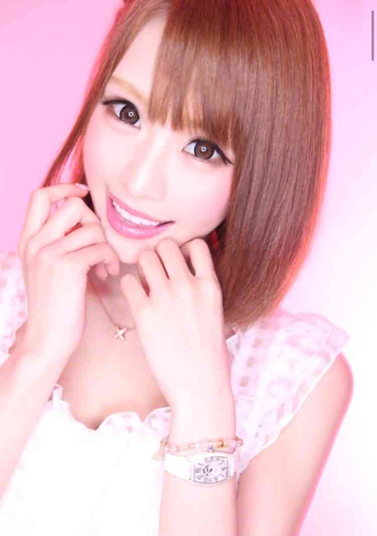 重盛さと美の“キャバ嬢”ショット　「一晩で500万稼ぎそう」