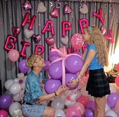 今日誕生日です。誰かプレゼント画像下さい