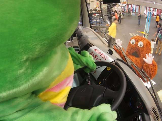 ガチャピン、ムックを食べようとする写真をツイッターにアップ→怖いと話題に