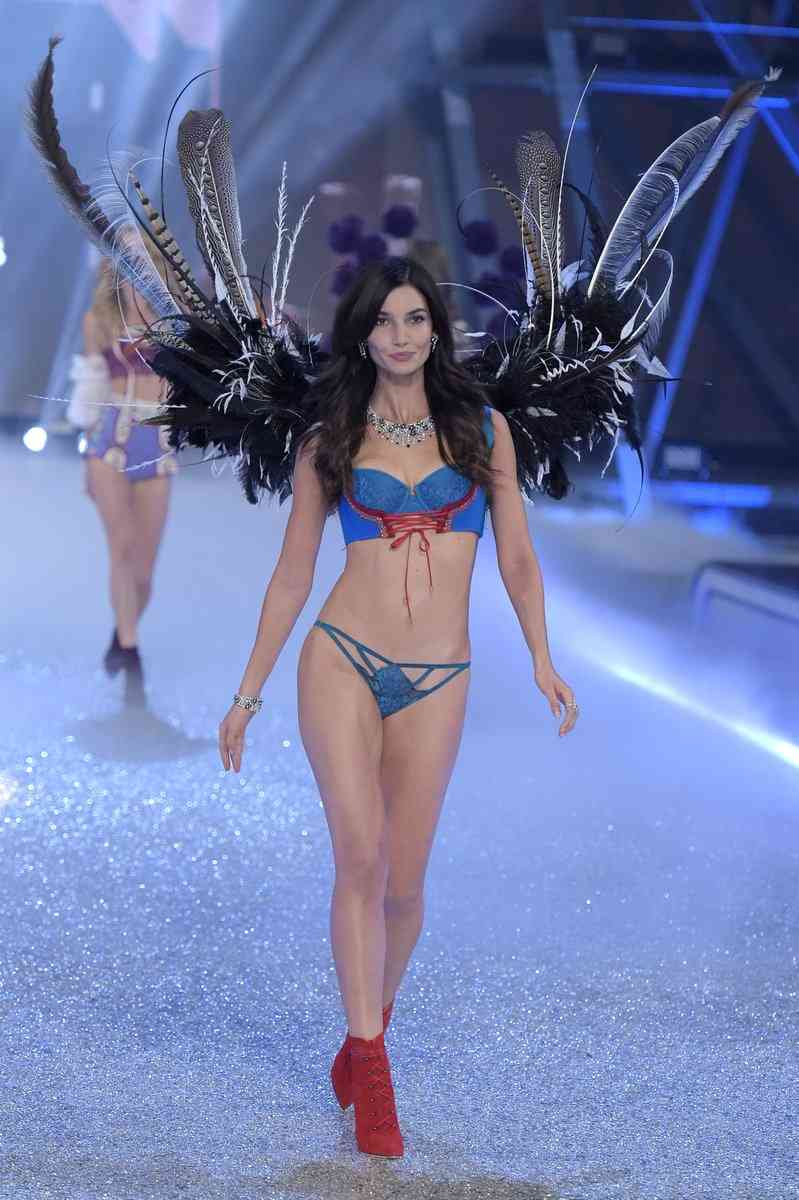 「ヴィクトリアズ・シークレット」ショー開幕直前、エンジェルズが専用ジェットでフランス・パリに到着
