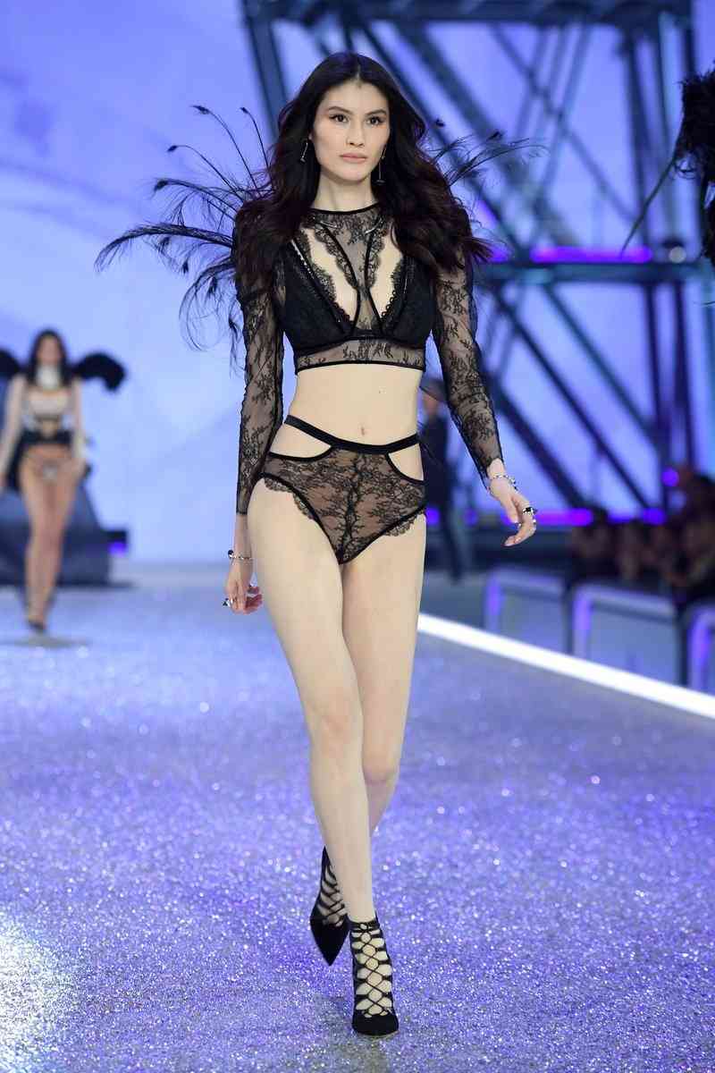 「ヴィクトリアズ・シークレット」ショー開幕直前、エンジェルズが専用ジェットでフランス・パリに到着