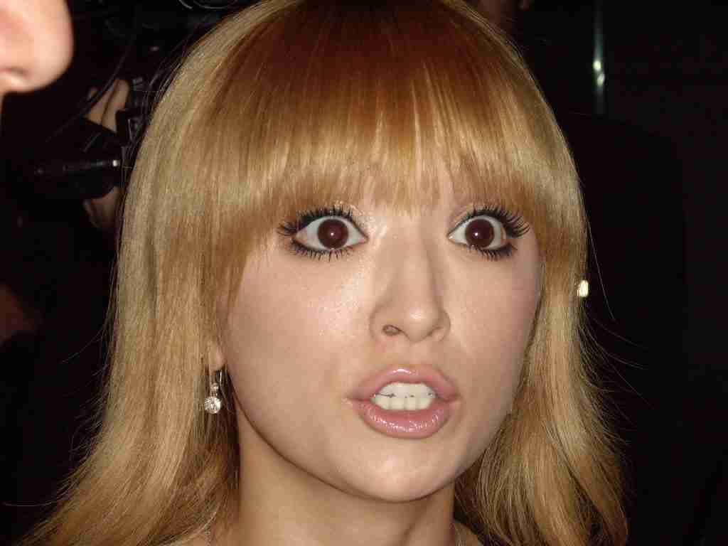 浜崎あゆみ、肩出し＆ボディライン強調ワンピ姿披露で「細っ」「どんどん痩せてる？」