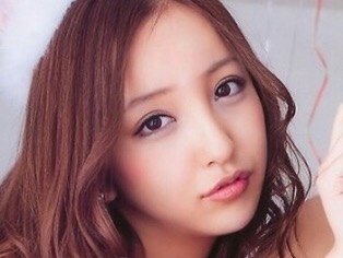 板野友美、高級ブランド品をインスタに次々アップするセレブぶりが話題に！