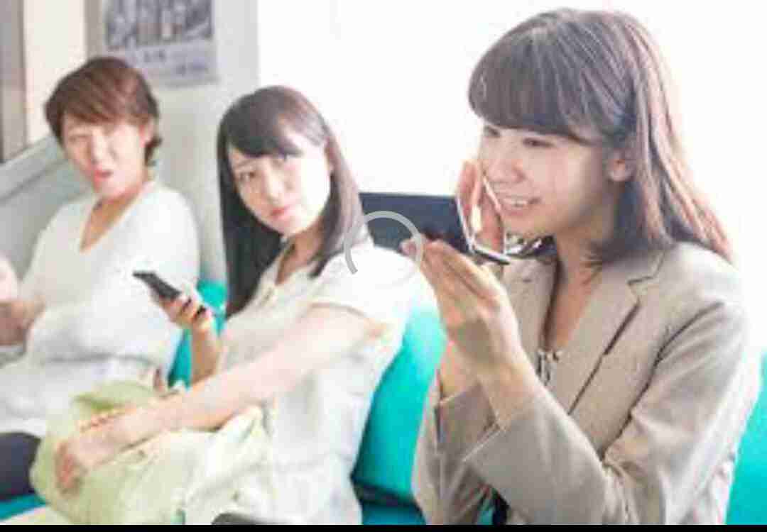 電車内でのお化粧について