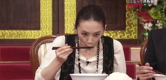食べてる女の子の画像