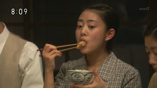 食べてる女の子の画像
