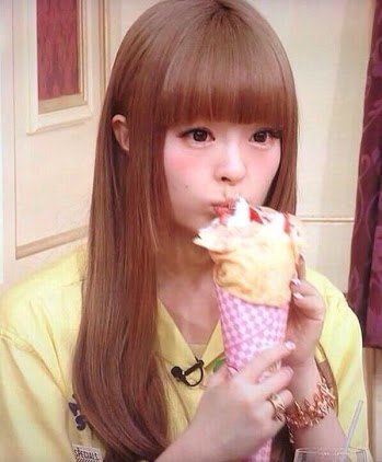 食べてる女の子の画像