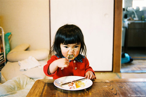 食べてる女の子の画像