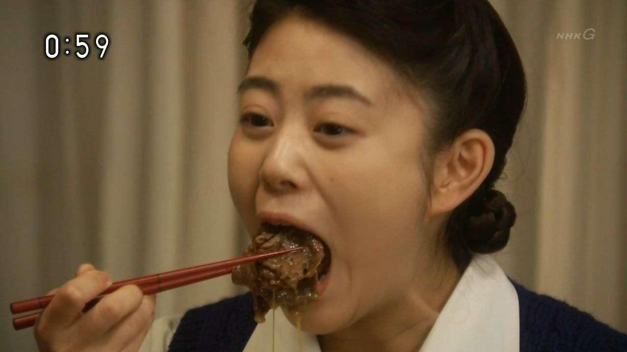 食べてる女の子の画像
