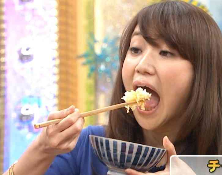 食べてる女の子の画像