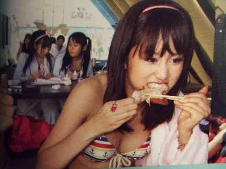 食べてる女の子の画像