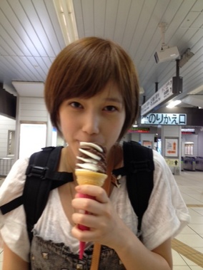 食べてる女の子の画像